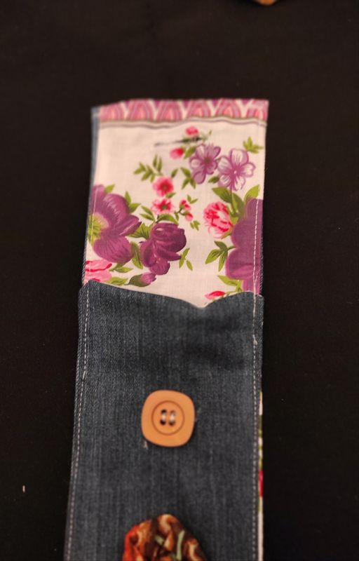 Pochette de téléphone fleurie en jean